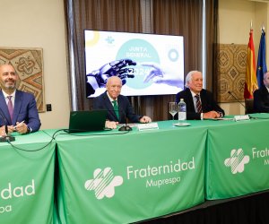 Imagen de la mesa de la Junta General de Fraternidad-Muprespa 
