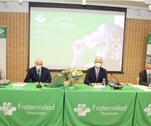 Imagen de los ponentes en la Junta General de Fraternidad-Muprespa 