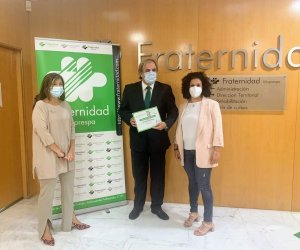 José Manuel Crespo, posando con la placa acreditativa de la renovación del certificado