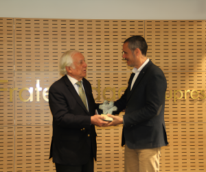 Carlos Espinosa de los Monteros entregando el premio a Aitzol Errazkin 