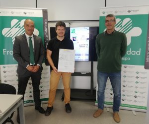  Alberto Sánchez, director provincial de Fraternidad-Muprespa, entregando un diploma a un trabajador de Kluthe Ibérica 