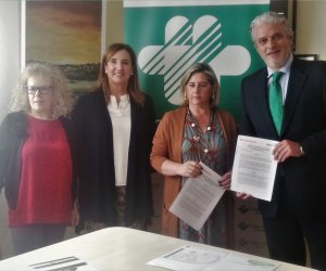 Mª Dolores Martínez, Sonia Medrano, Mª Isabel González y Fenando Martínez, durante el acto de firma 