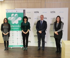 Representantes de las dos organizaciones tras la firma del acuerdo 