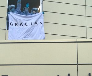 Sanitarios asomados a una ventana del Hospital Fraternidad-Muprespa Habana