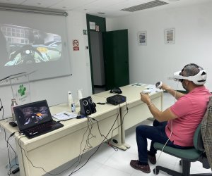 Un trabajador, con el equipo de realidad virtual inmersiva 