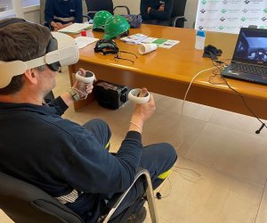Un trabajador, experimentando la conducción con el equipo de realidad virtual
