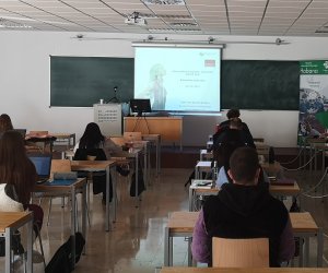 José Luis Agudo, director provincial de Fraternidad-Muprespa en Ciudad Real, durante su charla en la Universidad castellanomanchega 