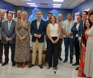 Foto institucional de grupo del acto de inauguración