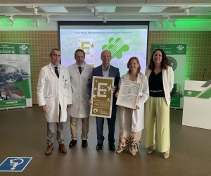 Imagen de grupo de directivos del Hospital y del Club de la Excelencia recibiendo el distintivo