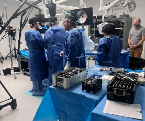 Equipo de doctores durante la realización de las cirugías 
