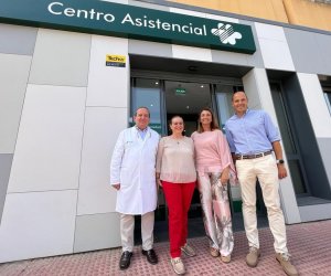 Alfonso Gómez, Coordinador Territorial Asistencial de Fraternidad-Muprespa, Ana Mula, alcaldesa de Fuengirola, Cristina Rivera, directora de la delegación de Fraternidad-Muprespa en Fuengirola, y José Sánchez, concejal de obras, infraestructuras y playas
