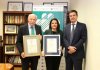 Carlos Aranda y Elene Igelsias reciben los certificados AENOR de Fraternidad-Muprespa