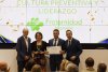 Mar Morales y Carlos Maya, en el centro de la imagen recibiendo el premio