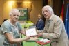7.- Josefa Sampayo, recibiendo una placa conmemorativa de manos de Carlos Espinosa de los Monteros