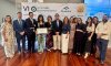 Representantes de Fraternidad-Muprespa posando con el premio