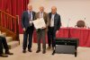 Doctor Máximo García Padrós, recibiendo un diploma
