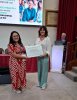 Natalia Fdez. Laviada, recibiendo el diploma por colaboración en el acto