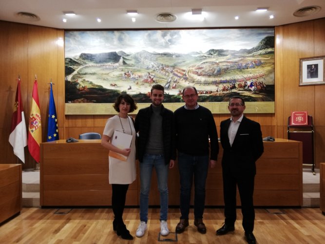 El programa Almansa Impulsa promueve el acercamiento al mundo laboral de jóvenes de la localidad recién titulados