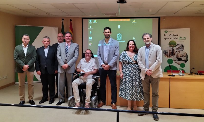 Foto de grupo de ponentes y participantes en la jornada 
