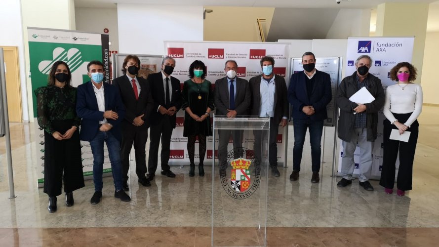 Foto de grupo de los presentes en el acto 