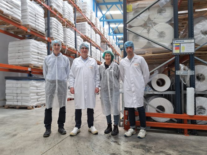 Ricardo Alonso junto a directivos en su visita a la zona de fabricación de Andros la Serna Cantabria 