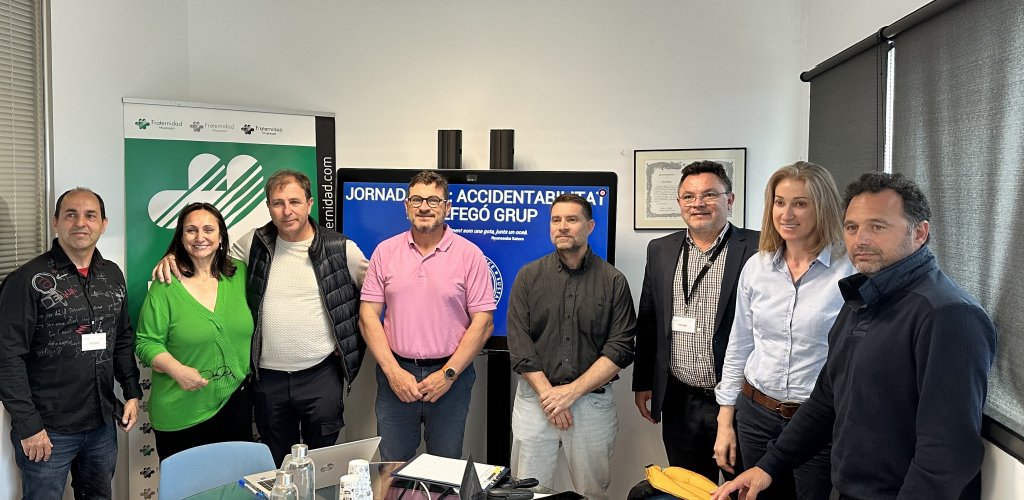Arturo Ortega, consultor de prevención de Fraternidad-Muprespa, a la izquierda, con un grupo de trabajadores de Balfegó, Tarragona 