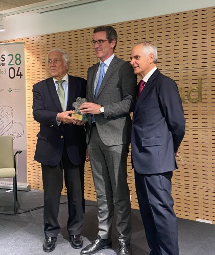 Carlos Espinsoa de los Monteros, presidente de Fraternidad-Muprespa, Felix Peinado, de la OIT y José María García Tomás, presidente del jurado 3