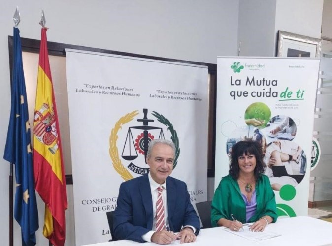 Ricardo Gabaldón, presidente del Consejo General de Colegios de Graduados Sociales de España, y Natalia Fdez. Laviada, subdirectora general de Prevención, Calidad y Comunicación de Fraternidad-Muprespa 