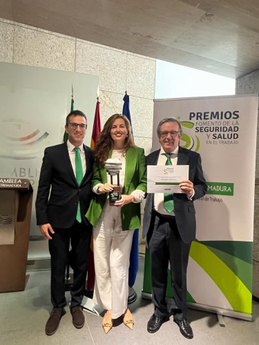 David Revillo, Dolores Cortés y Antonio Fernández, posando con el premio