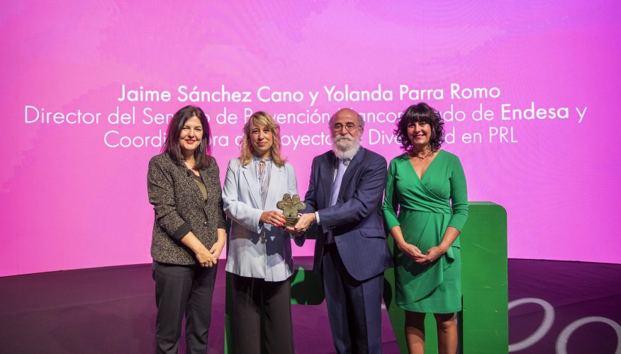 Carmen Rueda, directora Territorial de Fraternidad-Muprespa Madrid, Yolanda Parra, coordinadora del Proyecto de Diversidad en Prevención de Riesgos Laborales de Endesa,   Jaime Sánchez-Cano, director del Servicio de Prevención Mancomunado de Endesa, y Natalia Fdez. Laviada, subdirectora General de Prevención, Calidad y Comunicación de Fraternidad-Muprespa