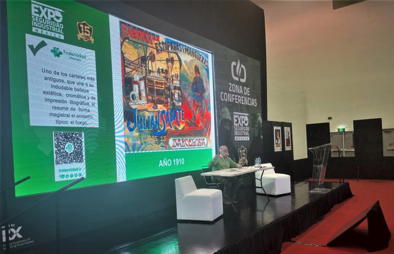 Momento de la conferencia inaugural de la exposición de carteles 