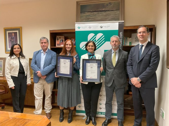 Foto de familia con los certificados