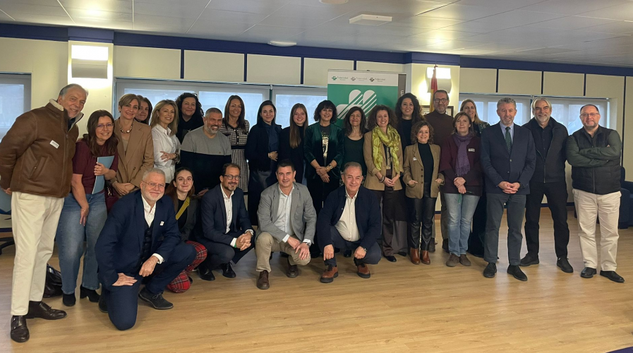 Foto de familia de los ponentes y algunos asistentes a la finalización de la presentación