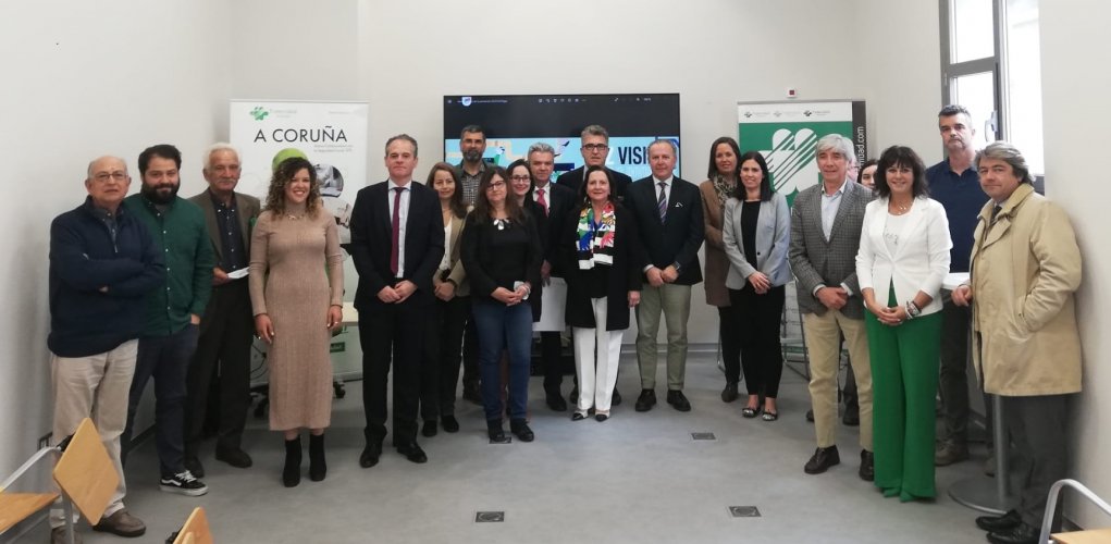 Foto de grupo de los asistentes al acto 