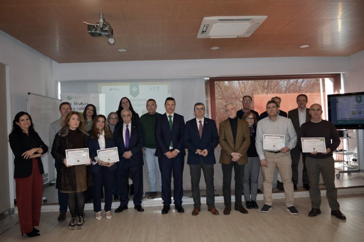 Foto de familia de autoridades y representantes de empresas reunidos en el acto 