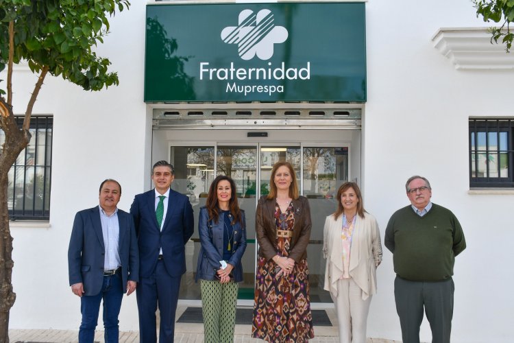 Foto de los representantes municipales y los de Fraternidad-Muprespa en la puerta del nuevo centro