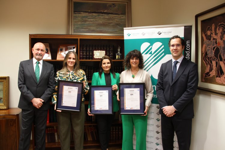 Foto de grupo de los directivos presentes en el acto con los certificados 
