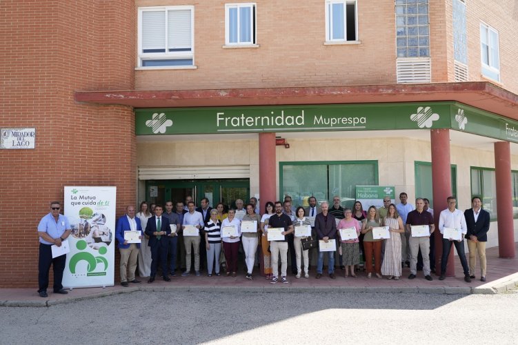 Foto de grupo de los asistentes al acto, ante la fachada de la dirección Provincial de Fraternidad-Muprespa en Ciudad Real