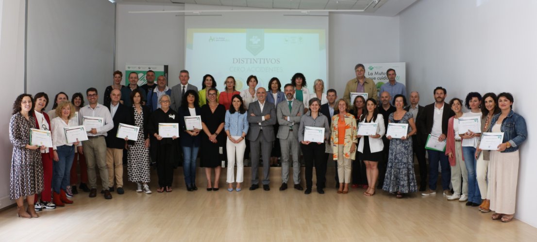 Foto de grupo de las empresas presentes junto a directivos de Fraternidad-Muprespa