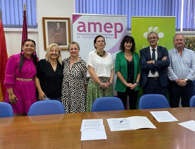 Foto de grupo de los presentes en la firma del acuerdo entre Fraternidad-Muprespa y AMEP