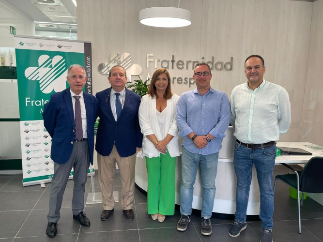 Dr. Antonio del Corral, coordinador de la Unidad Médica de Valoración de Incapacidades de Málaga, Alfonso Gómez, Coordinador Territorial Asistencial de Fraternidad-Muprespa, Cristina Rivera, directora de la delegación de Fraternidad-Muprespa en Fuengirola, Rodrigo Romero, teniente de Alcalde del Ayuntamiento de Fuengirola, y Francisco Javier García, concejal de Comercio