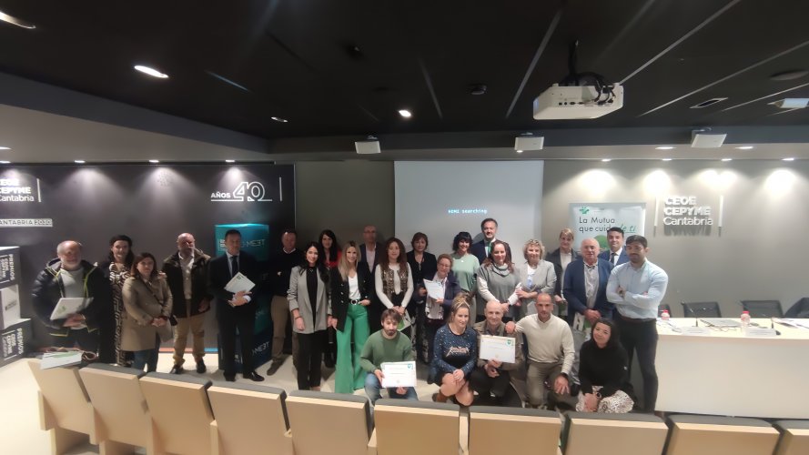 Foto de grupo de los asistentes al acto