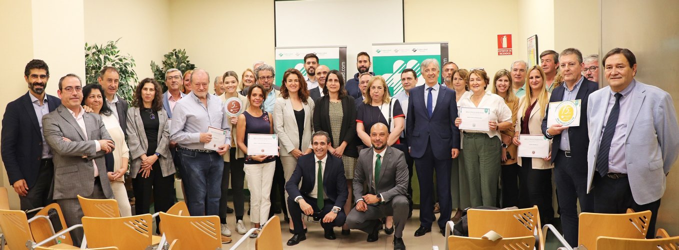 Foto de grupo de los asistentes al acto en la dirección Provincial de Fraternidad-Muprespa en Guadalajara 