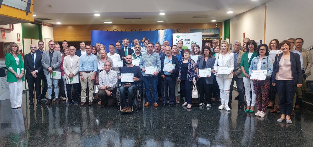 Foto de grupo de los asistentes al acto