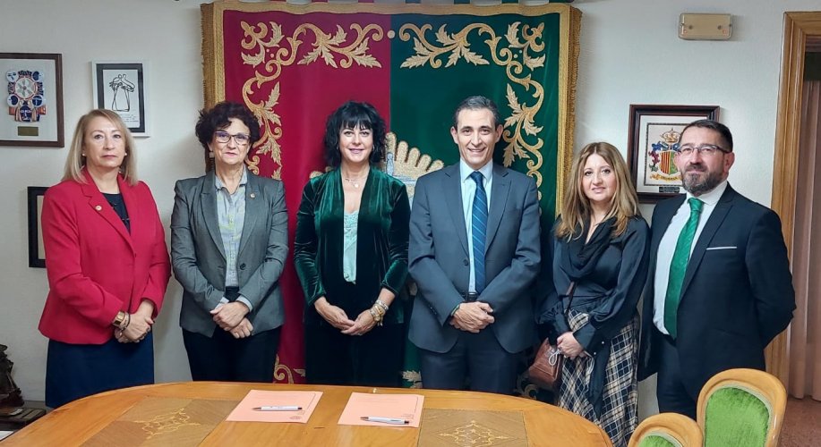 Foto de grupo de los presentes en la firma de la adenda 