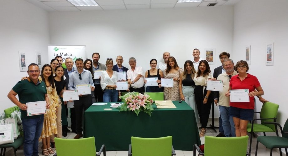 Foto de grupo de los representantes de las empresas distinguidas