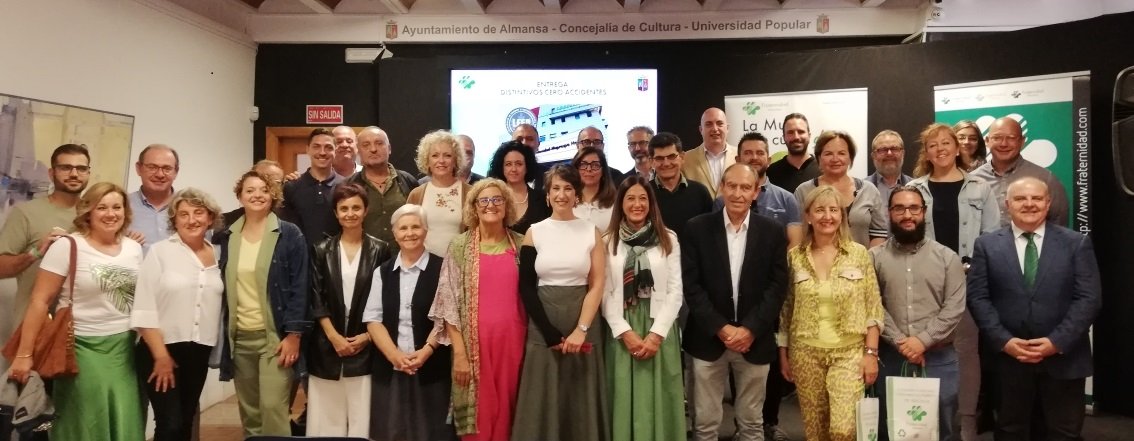 Foto de grupo de los representantes institucionales y los de las empresas