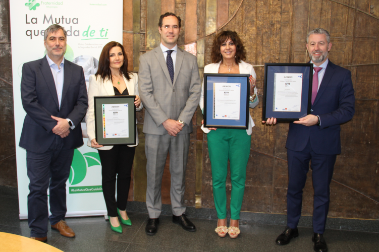 Imagen de grupo con los certificados 