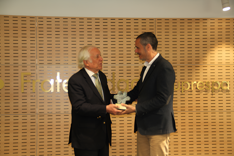 Carlos Espinosa de los Monteros entregando el premio a Aitzol Errazkin 