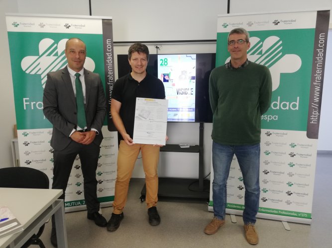  Alberto Sánchez, director provincial de Fraternidad-Muprespa, entregando un diploma a un trabajador de Kluthe Ibérica 